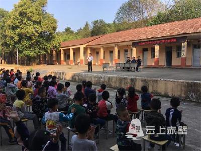 赤壁：法制讲座进校园 普法学法助成长