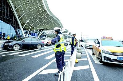 武汉两大火车站28日起实施交通新规 车辆驶入进站平台严禁超时停留 违规记3分罚款200元