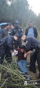 男子骑车不慎坠落山谷 警民合力助其脱险