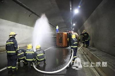 赤壁：武深高速隧道内一油罐车侧翻泄漏 消防紧急处置