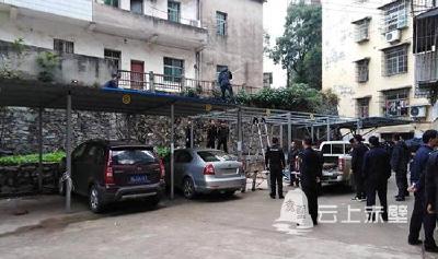 市城管执法局积极开展主题教育持续推进拆违行动