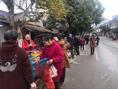 赤壁市神山镇妇联干部“卖”辣椒