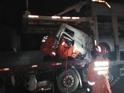 京珠高速货车追尾致2人被困 赤壁消防紧急破拆救援