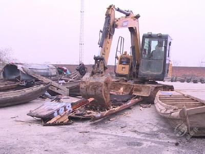 赤壁市拆解40余艘退捕征收渔船
