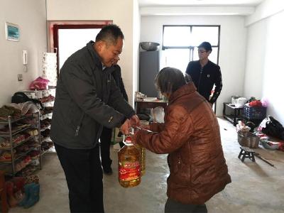 羊楼洞管委会组织走访慰问驻点村贫困户