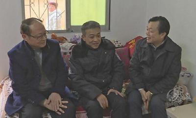 省委政法委来赤壁走访慰问见义勇为先进人员