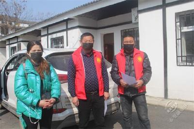 【一线写实】封城不封爱 赤壁镇志愿者护送维族宝妈返汉