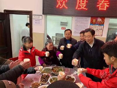 董方平与城镇特困对象和孤残儿童一起共度小年