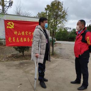 【抖音】赤壁“拐杖”村支书钢板夹着泥腿子向前冲