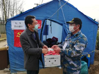 【抗疫一线党旗红】红苹果 白头发  战“疫”一线的生日礼物