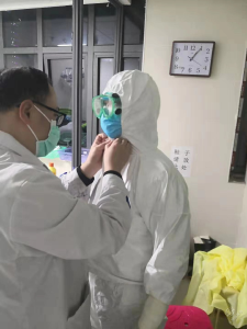 【疫情防控曝光台】新冠肺炎病患治愈后闹情绪 派出所长挺身进入隔离区化纠纷