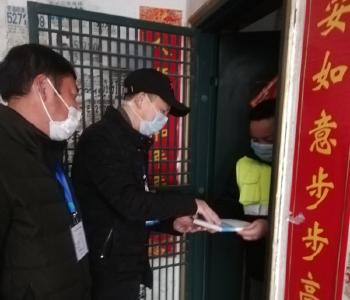【抗疫一线党旗红】“敲门捐书”为居民送上精神食粮