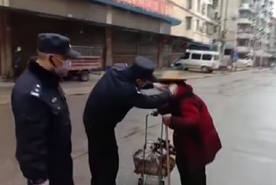 【抖音】特巡警给没有防护的老人戴口罩