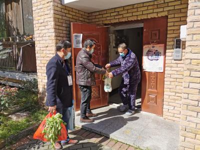 【一线写实】百份“爱心包”  浓浓干群情