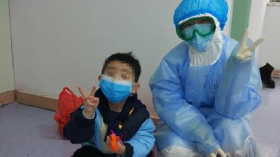 【一线写实】“宝贝别怕，叔叔阿姨陪着你！”赤壁云南医疗队员的“小”牵挂