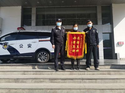 【抖音】花样锦旗赞赤壁民警“长得真帅 办案真快”