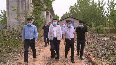 刘复兴调研赤壁市河湖库长制和开学准备工作