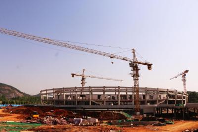 【项目建设进行时】市体育中心（体育场）项目屋面钢结构工程桁架顺利首吊