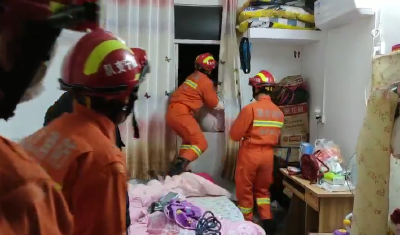 【抖音】赤壁消防员箭步飞身，成功救下轻生女