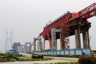 赤壁长江公路大桥南岸首套上行式移动模架首孔现浇箱梁浇筑完成