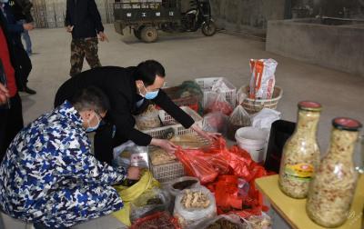 扶贫集市发力脱贫攻坚 柳山湖镇搭建贫困户农产品面对面销售渠道