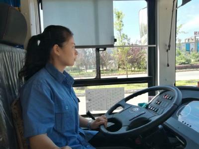 传递爱与正能量的最美公交车女司机——邱娜