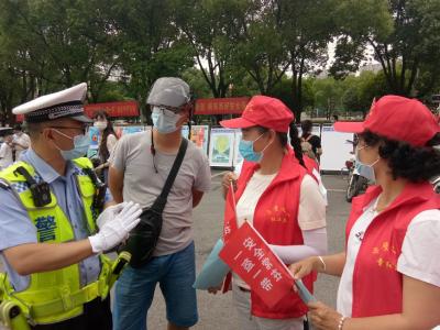 “一盔一带”文明实践，助力文明城市创建