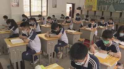 赤壁市初三学子今日返校