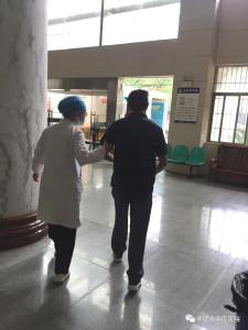 “看不见不要紧 我们就是您的眼睛”