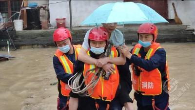 赤壁：暴雨袭城，消防救援队紧急转移群众