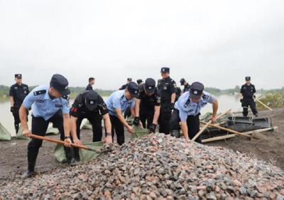  直击一线丨风雨中，这些身影感动着我们⑥