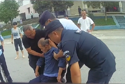 【抖音】老人中暑晕倒路中 警民联手转危为安