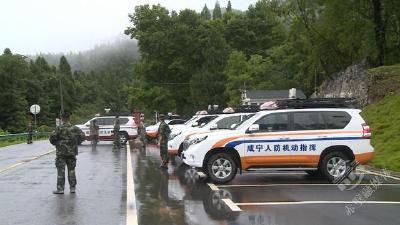 市人防办参加咸宁市人防系统指挥通信车跨区机动拉练