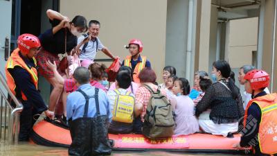暴雨袭城 消防员营救转移被困群众七百余人