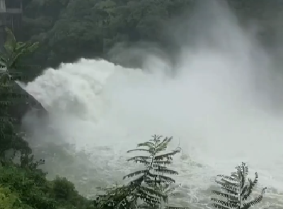 【抖音】陆水大坝开闸泄洪