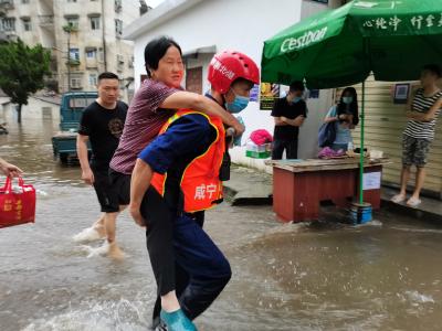 【抖音】闻汛即动，全力救援！点赞赤壁最美逆行者！