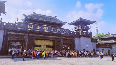 赤壁市迎来今年首个千人旅游团