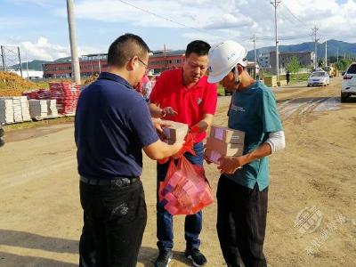 赤壁高新区向在建项目与生产企业赠送防暑降温药品