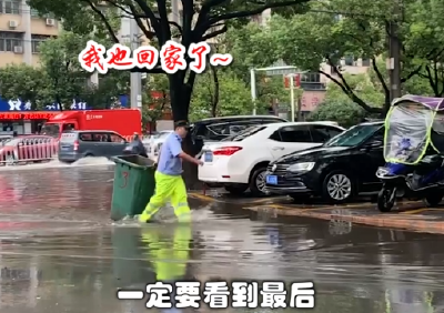 【抖音】赤壁突降暴雨，警察蜀黍的举动打动你了吗？
