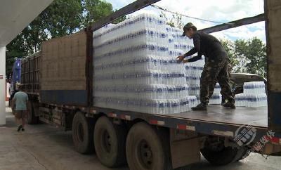 通城县人民政府向赤壁市捐赠8000箱矿泉水