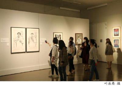 大学生组团“打卡”抗疫展周末迎来观展热潮