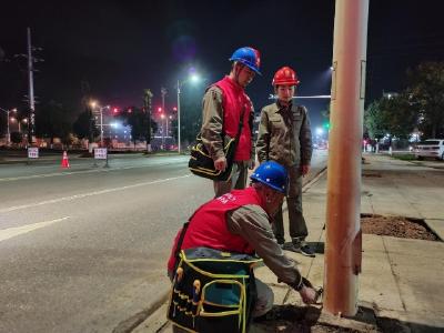 高新区路灯亮了 企业通勤安全了