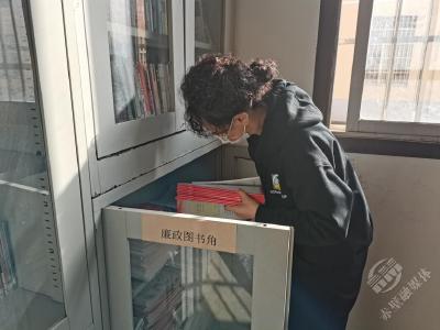 市金投集团：廉政书籍进社区