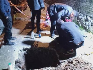 赤壁：深夜抢修水管 确保安全供水