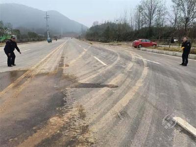 渣土车“带泥上路”遭处罚！