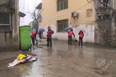 市城管执法局开展“万人洁城”活动