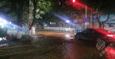 【临时交通管制】突发！金鸡山路蓝天幼儿园门口水管爆裂