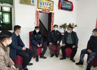 新春送关怀 市领导走访慰问退捕渔民