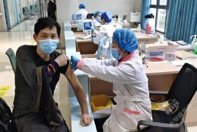 赤壁市4000多名教职工成功接种新冠疫苗