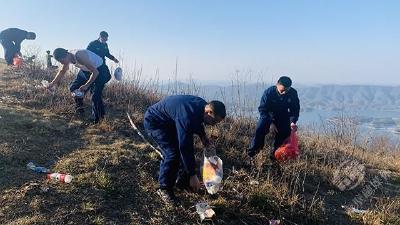 与环保牵手 将垃圾带走 ——消防员开展环保公益活动